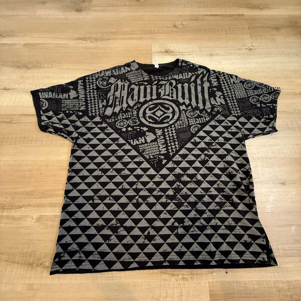 Y2K Maui Built Hawaii T-Shirt Men's 2XL Black Gray Tribal All Over Print Surf